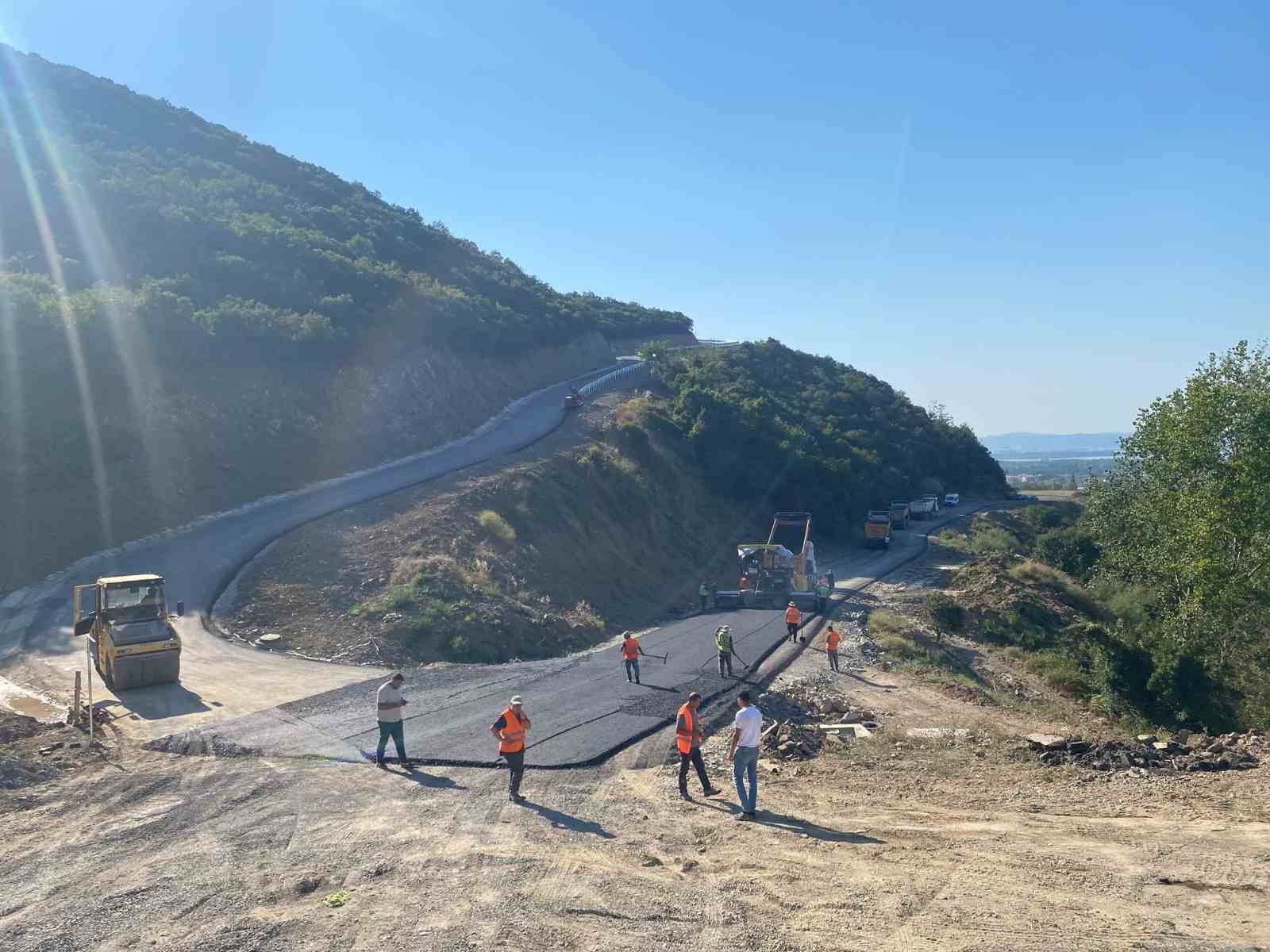 Karamürsel Dereköy’de bozulan yollar yenileniyor