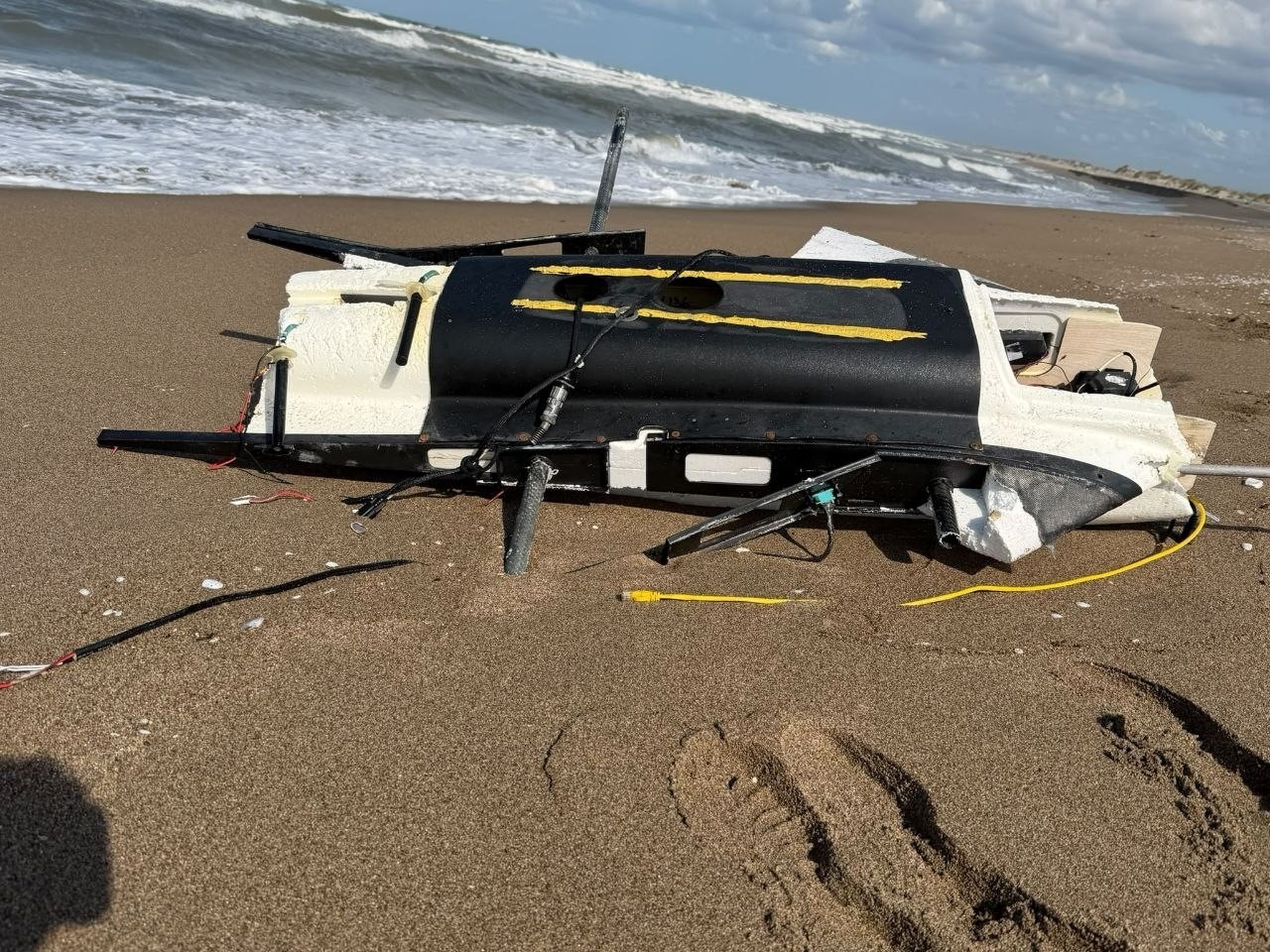 Sahile vuran dron parçası ekipleri harekete geçirdi
