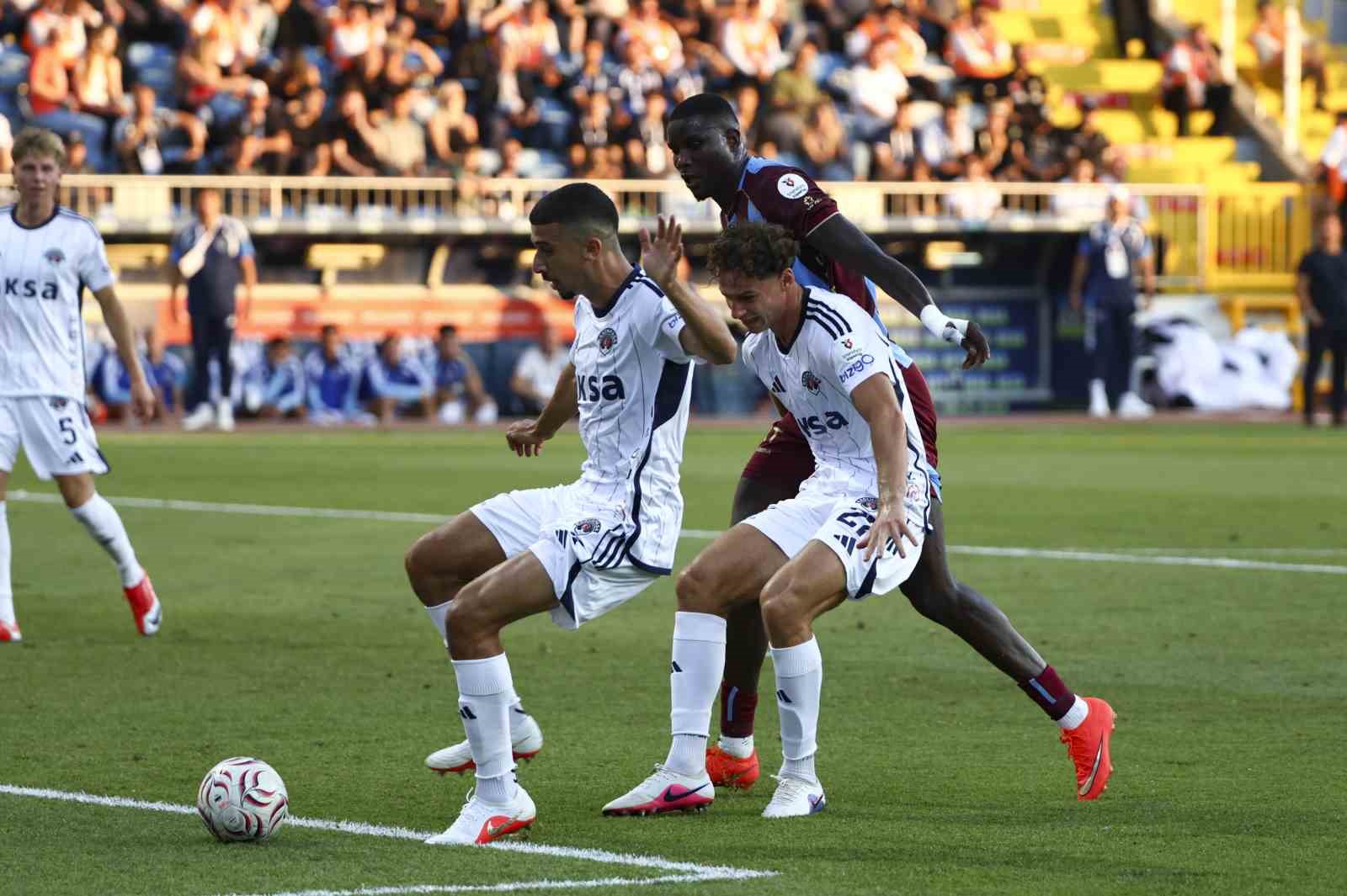 Trendyol Süper Lig: Kasımpaşa: 0 - Trabzonspor: 1 (İlk yarı)
