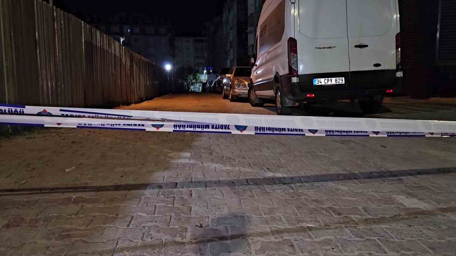 Sultangazi’de inşaat sahasında toprak kayınca yolda çatlama meydana geldi
