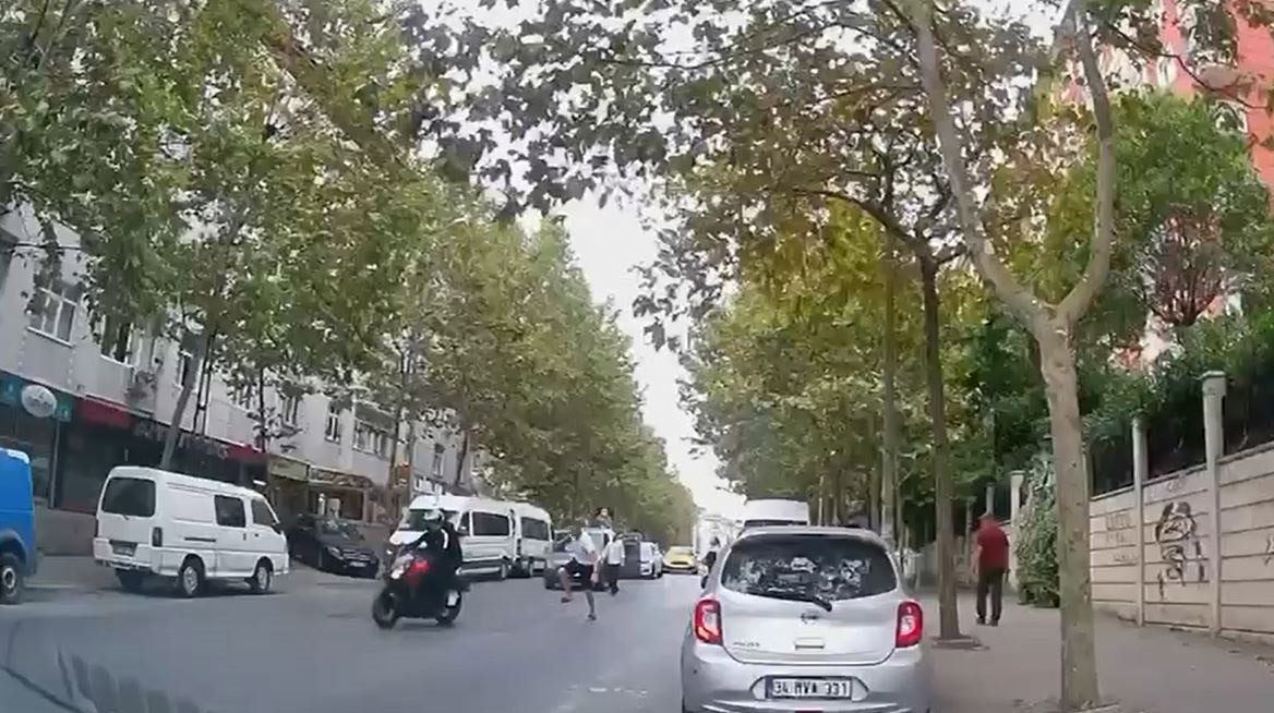 Esenyurt’ta genç kızın telefonu böyle çalıp kaçtılar
