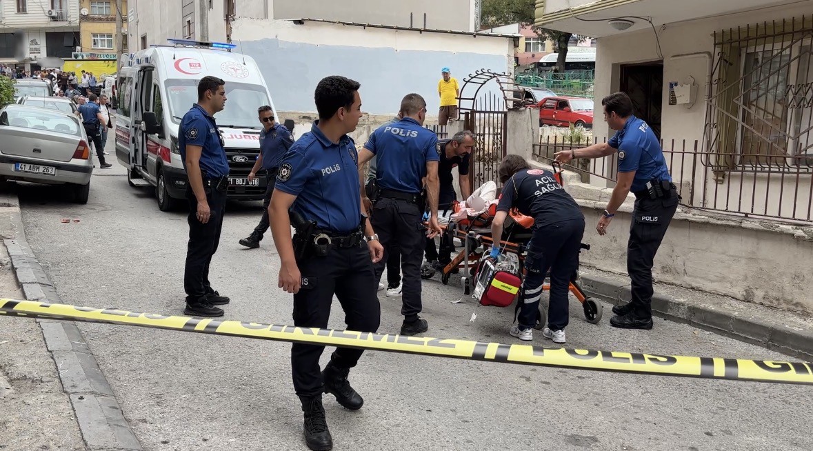Kocaeli’de eski eşinin kocasını vurup kendine ateş etti
