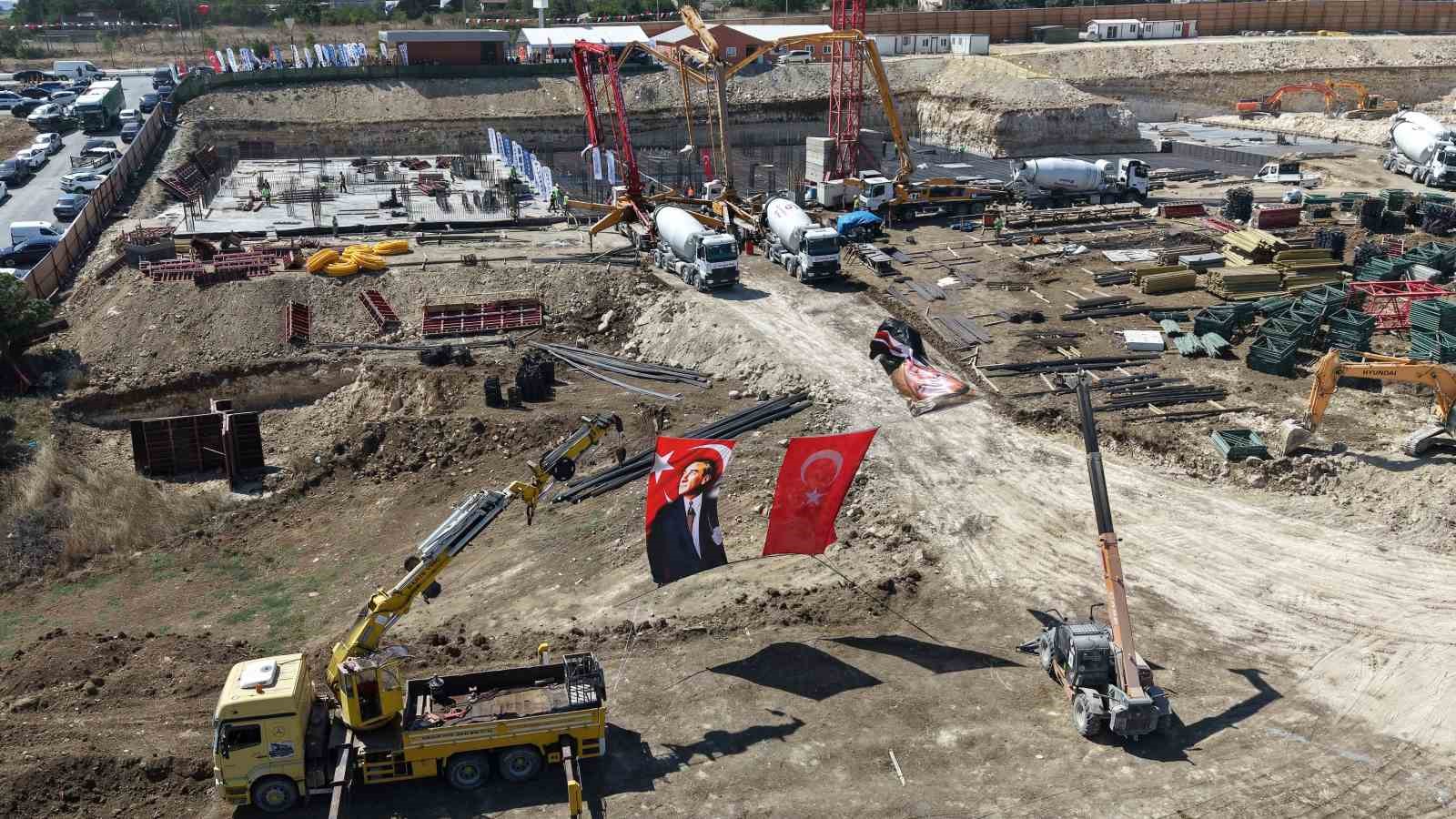 17 Ağustos depreminin sene-i devriyesinde Arnavutköy’de yeni konutların temeli atıldı
