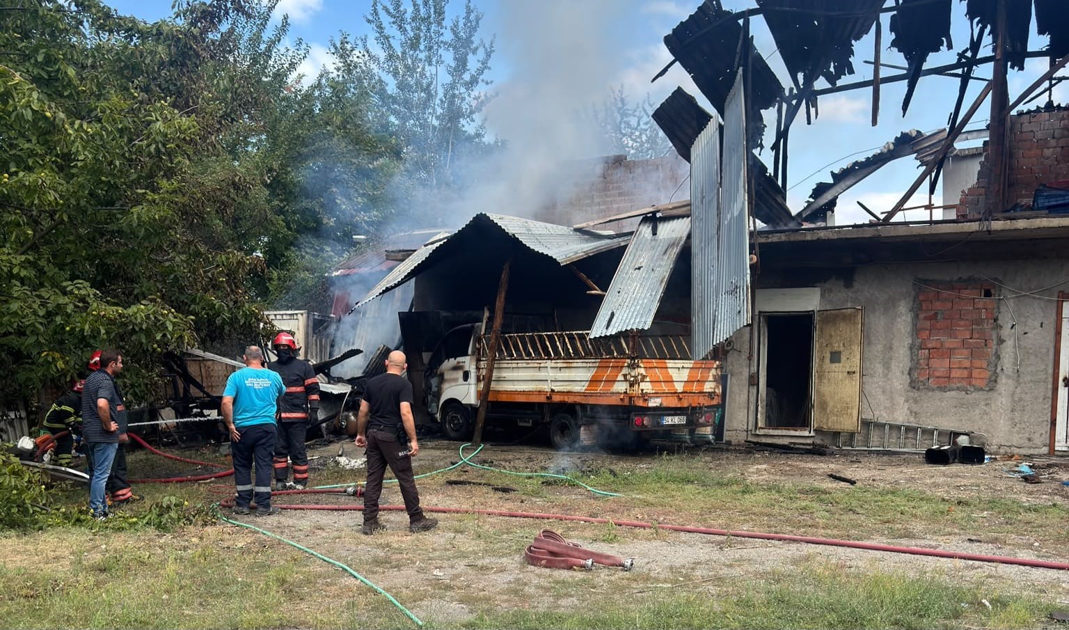 Sapanca’da korkutan yangın: Alevler kamyonete sıçradı
