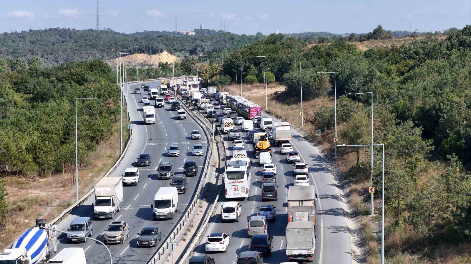Arnavutköy’de yol çalışması trafiği kilitledi: Kilometrelerce araç kuyruğu oluştu
