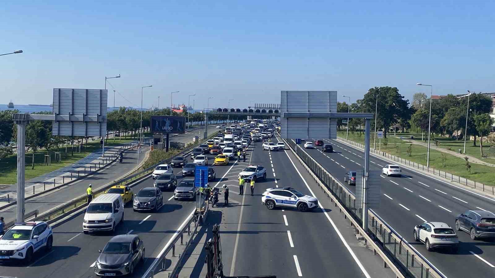 Zeytinburnu’nda panelvan araç alev alev yandı
