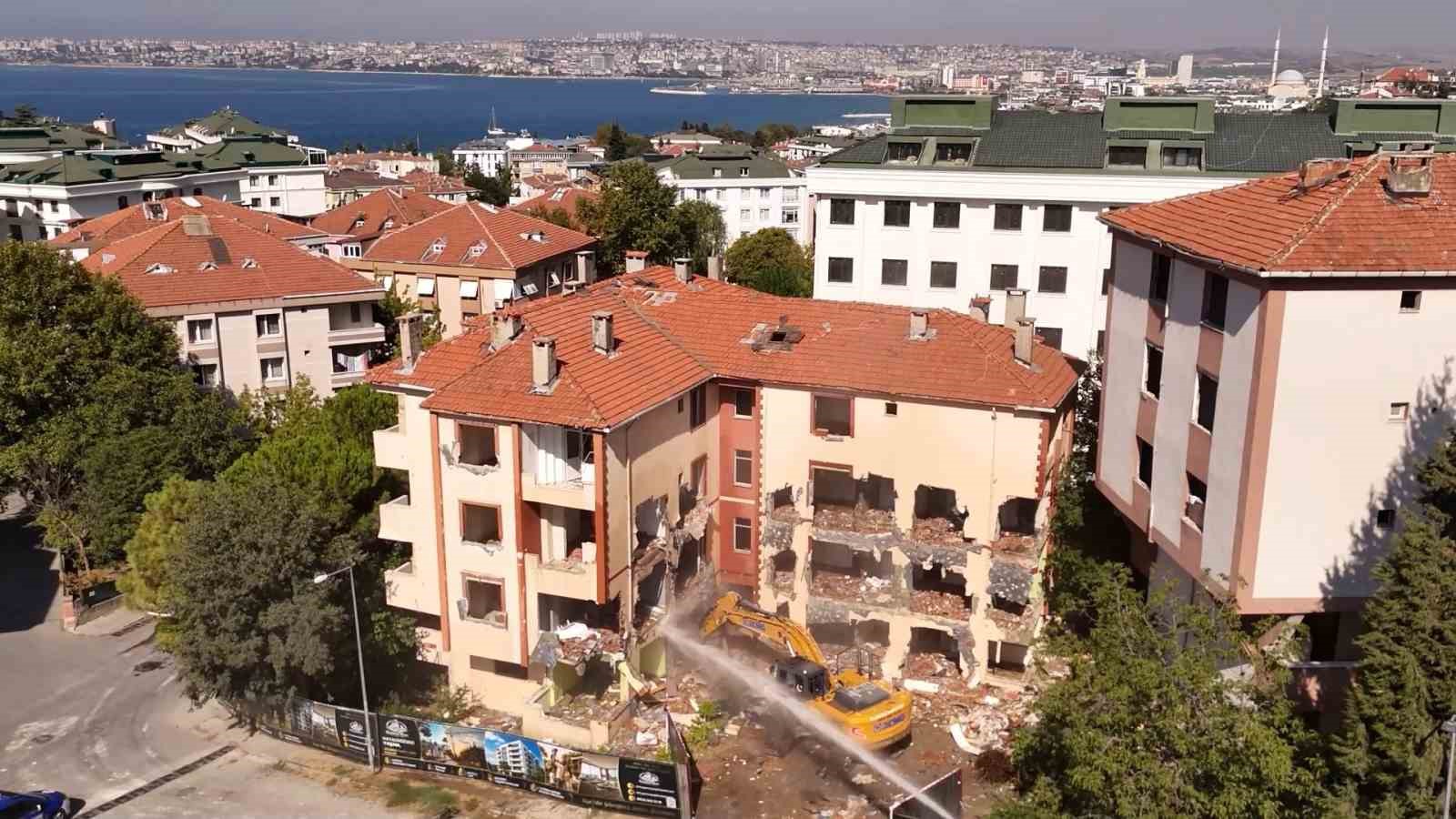 Büyükçekmece’de 4 bloktan oluşan 48 bağımsız konutun yıkımı başladı
