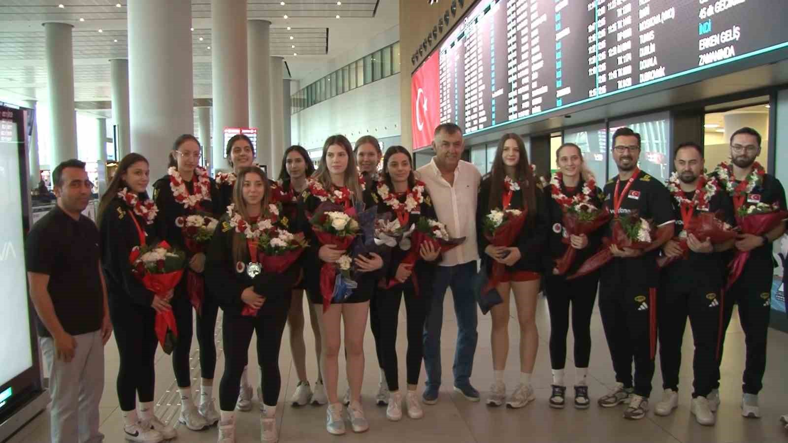 Dünya ikincisi Türkiye U17 Kız Voleybol Milli Takımı çiçeklerle karşılandı
