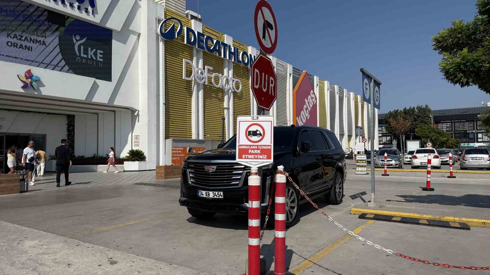 AVM’nin otoparkında tepki çekti: 25 milyonluk araç ambulans alanına park edildi
