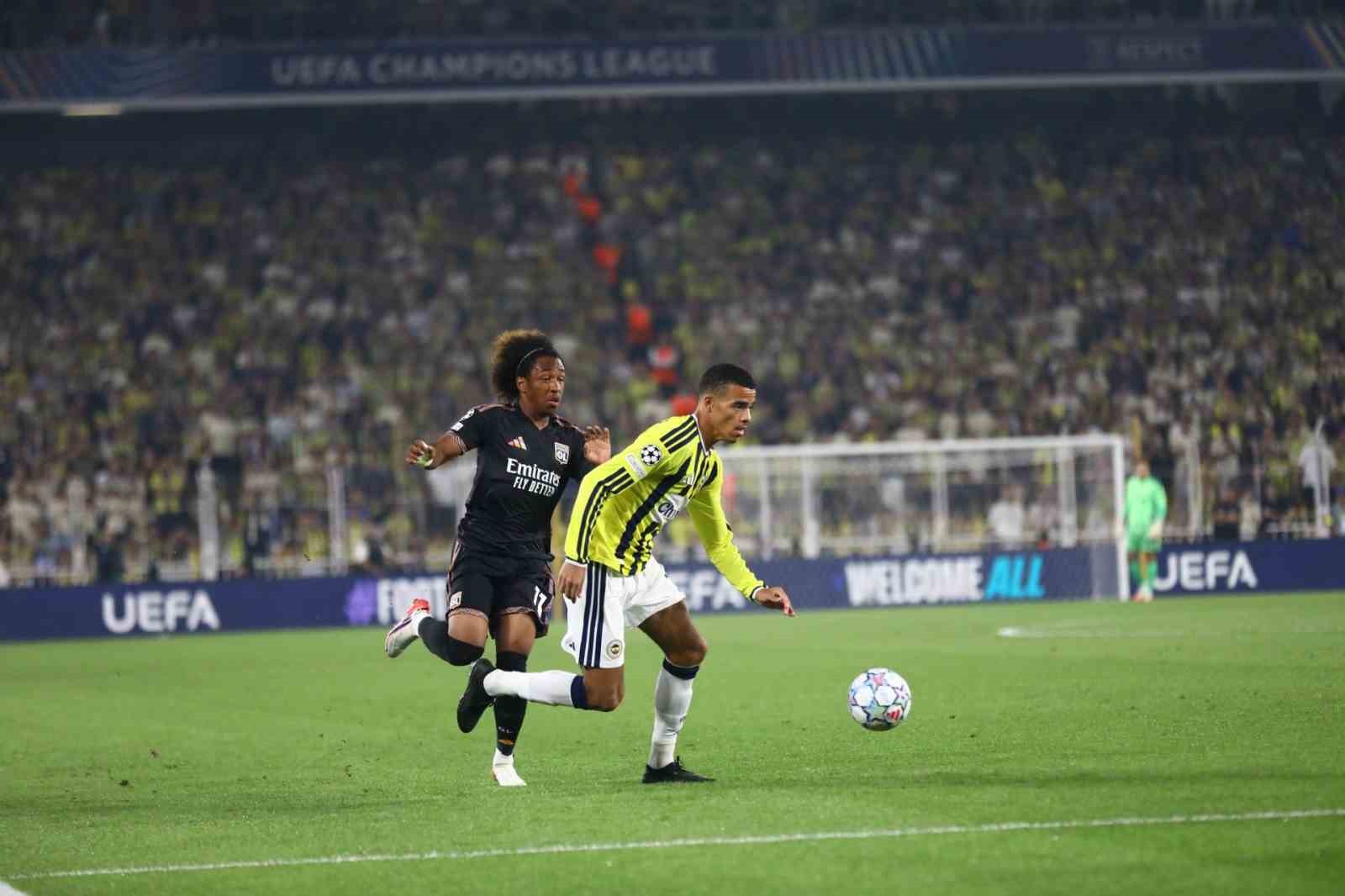 UEFA Şampiyonlar Ligi: Fenerbahçe: 0 - Olympique Lyon: 1 (İlk yarı)

