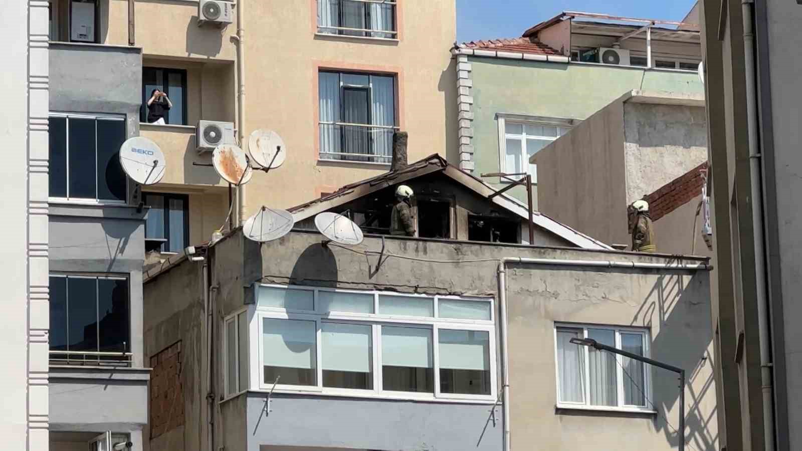 Kağıthane’de 3 katlı binanın çatı katı alevlere teslim oldu

