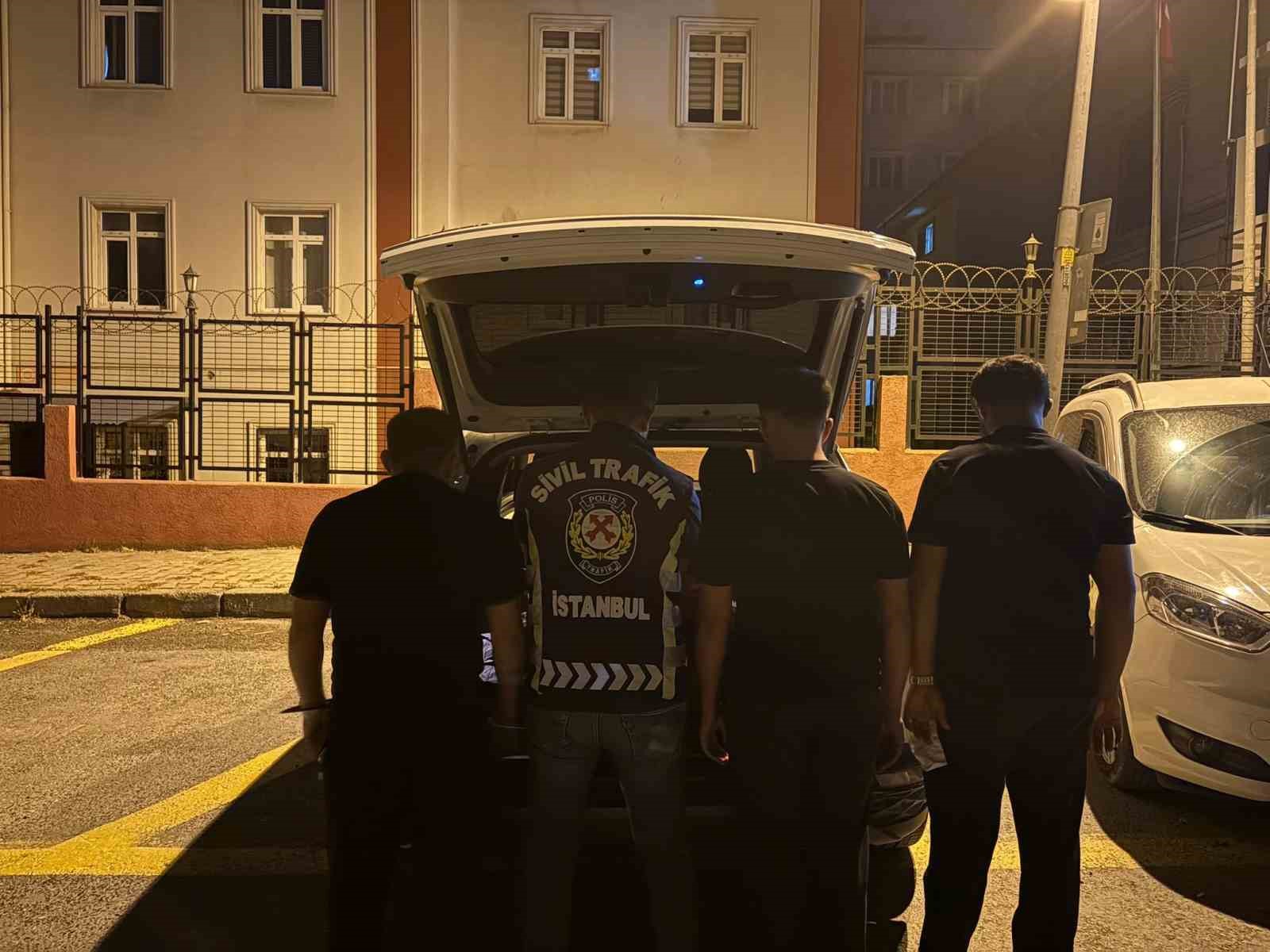 Esenyurt’ta trafikte başka bir sürücüye saldıran şahıs kamerada

