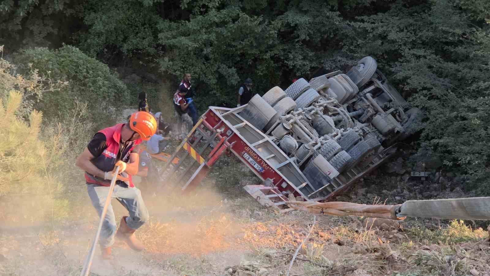 Kontrolden çıkan tır şarampole devrildi, sürücü hayatını kaybetti
