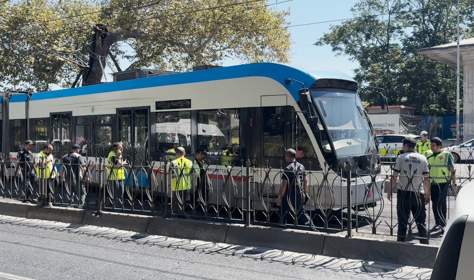 Beyoğlu’nda Tramvay raydan çıktı, yolcular tahliye edildi
