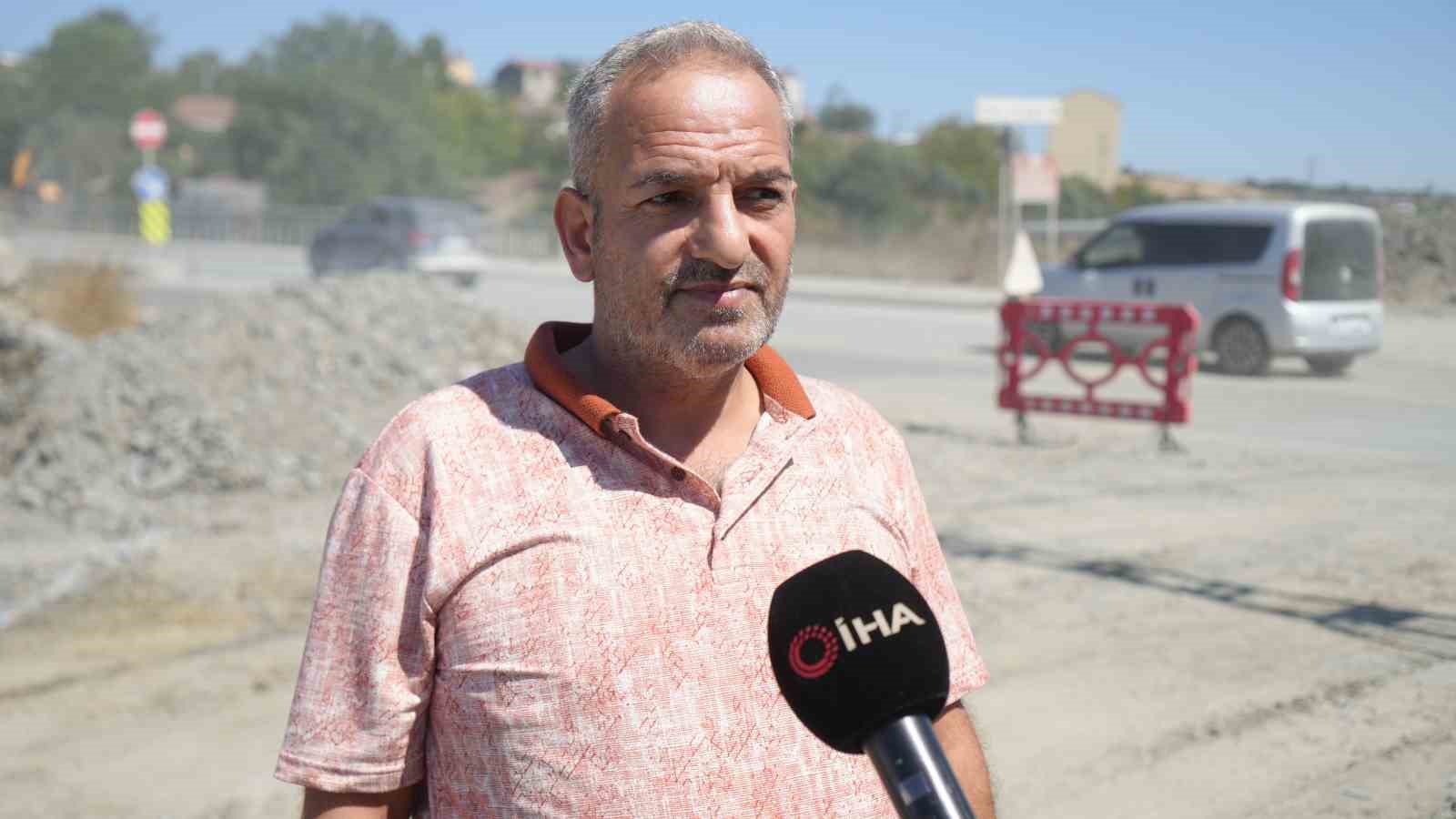 Arnavutköy’de çalışma sırasında açılan çukura taksi düştü: Sürücü faciadan döndü
