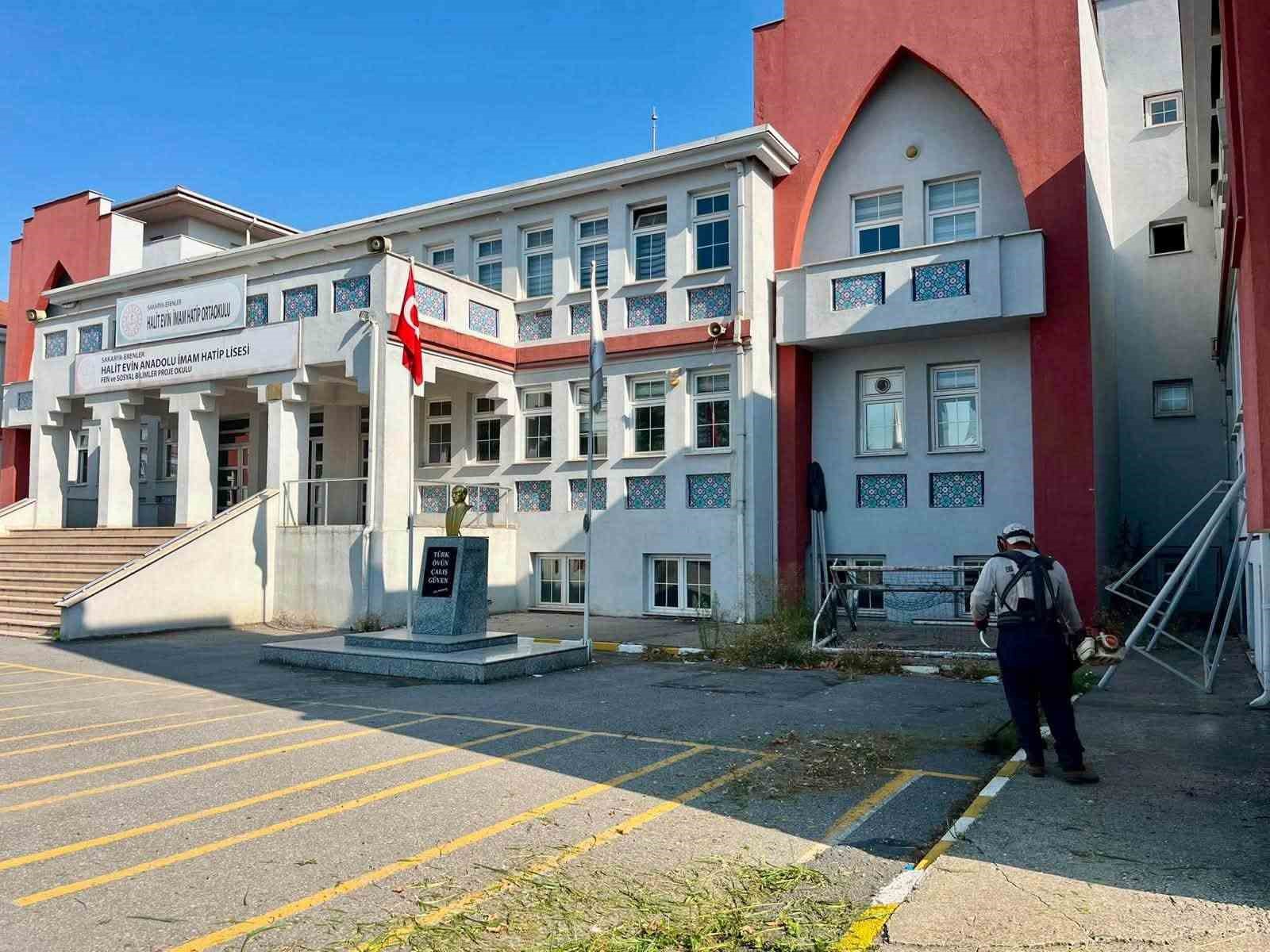 Erenler’de okul bahçeleri yeni eğitim yılına hazırlanıyor