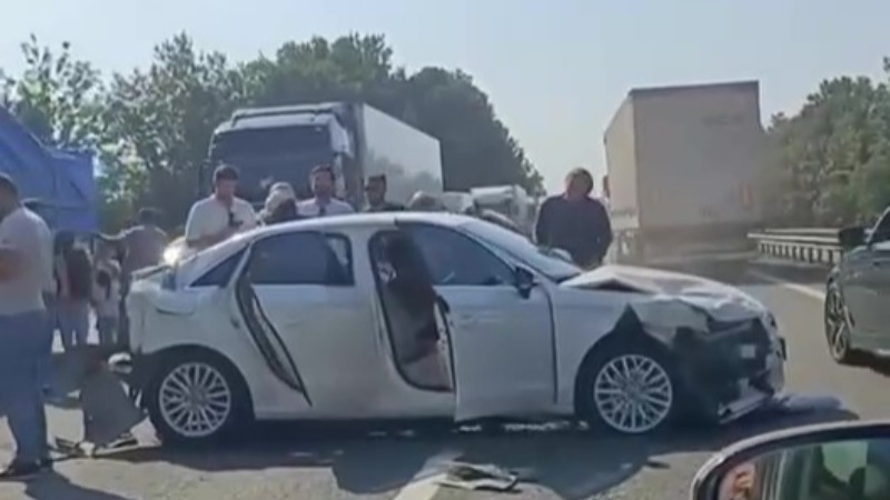 Kocaeli’de iki ayrı noktada 8 araç zincirleme kazaya karıştı
