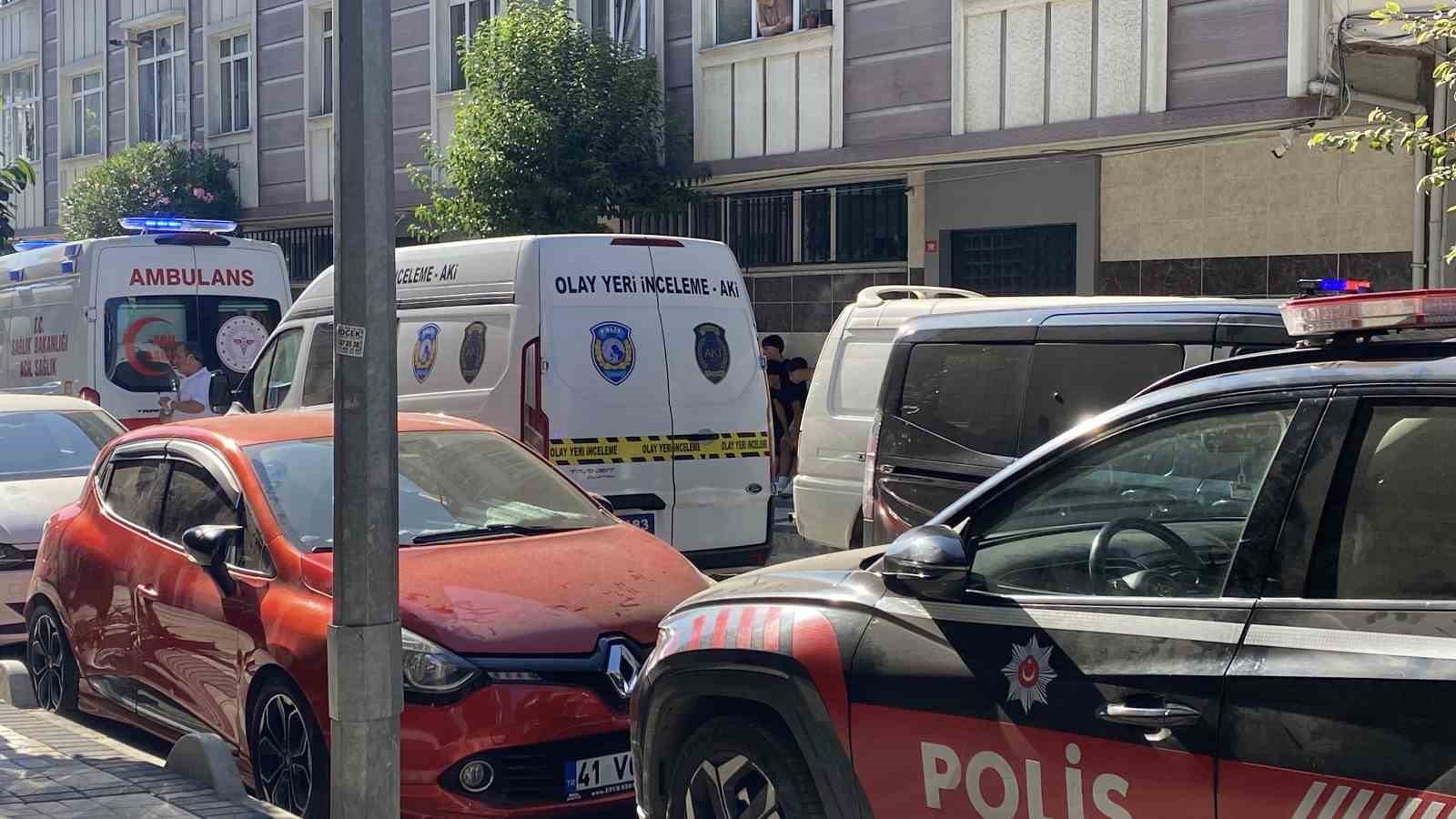 Gaziosmanpaşa’da bir kişi evinde boğazı kesilmiş halde ölü bulundu
