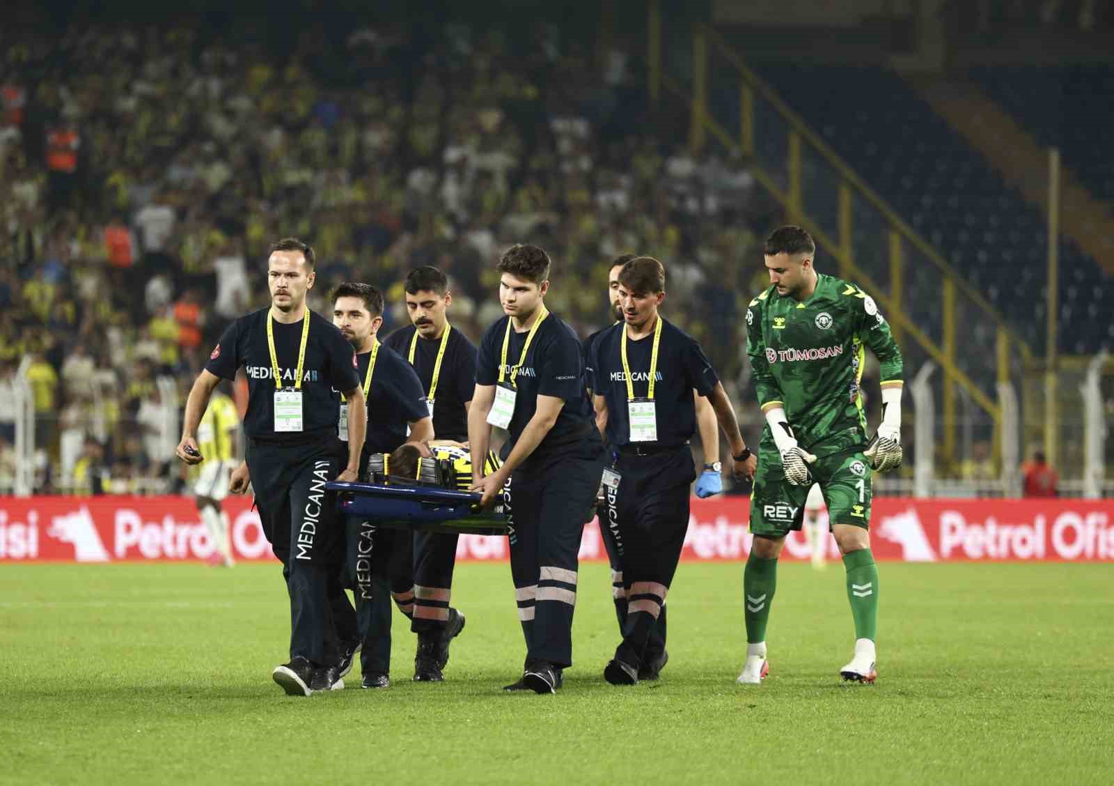 Kerem Aktürkoğlu, sahayı sedyeyle terk etti

