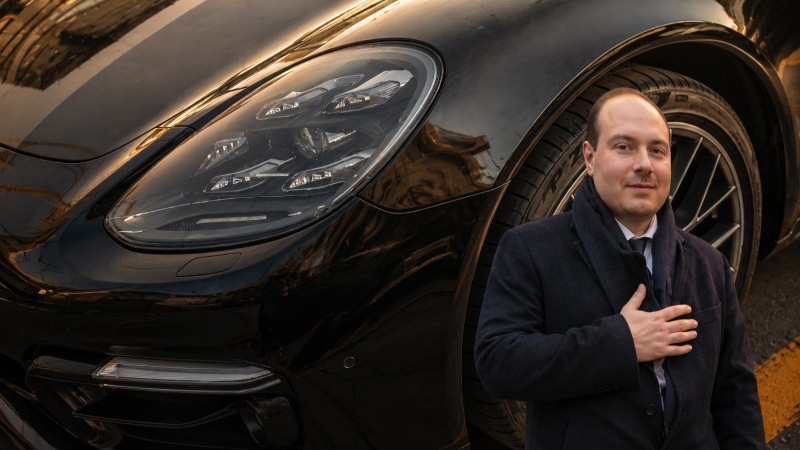 Kuriş ailesinde Porsche ve yarış atı detayı