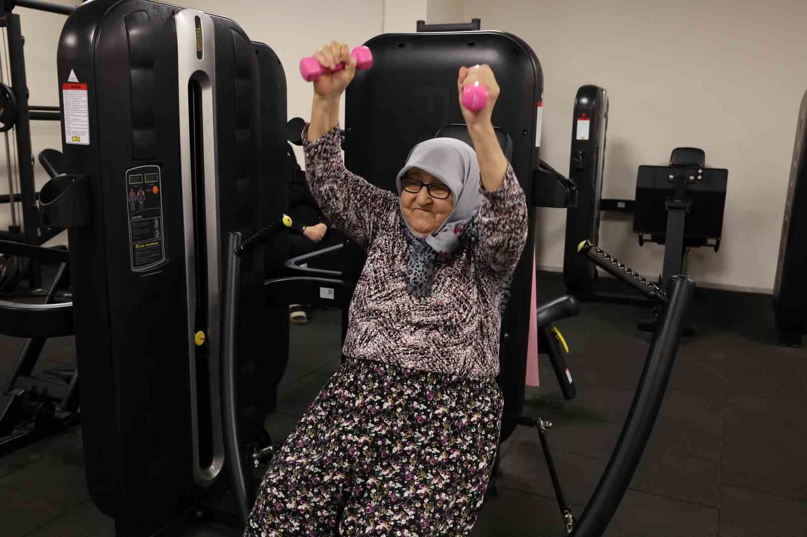 82 yaşındaki kadın, sporla bastonunu attı
