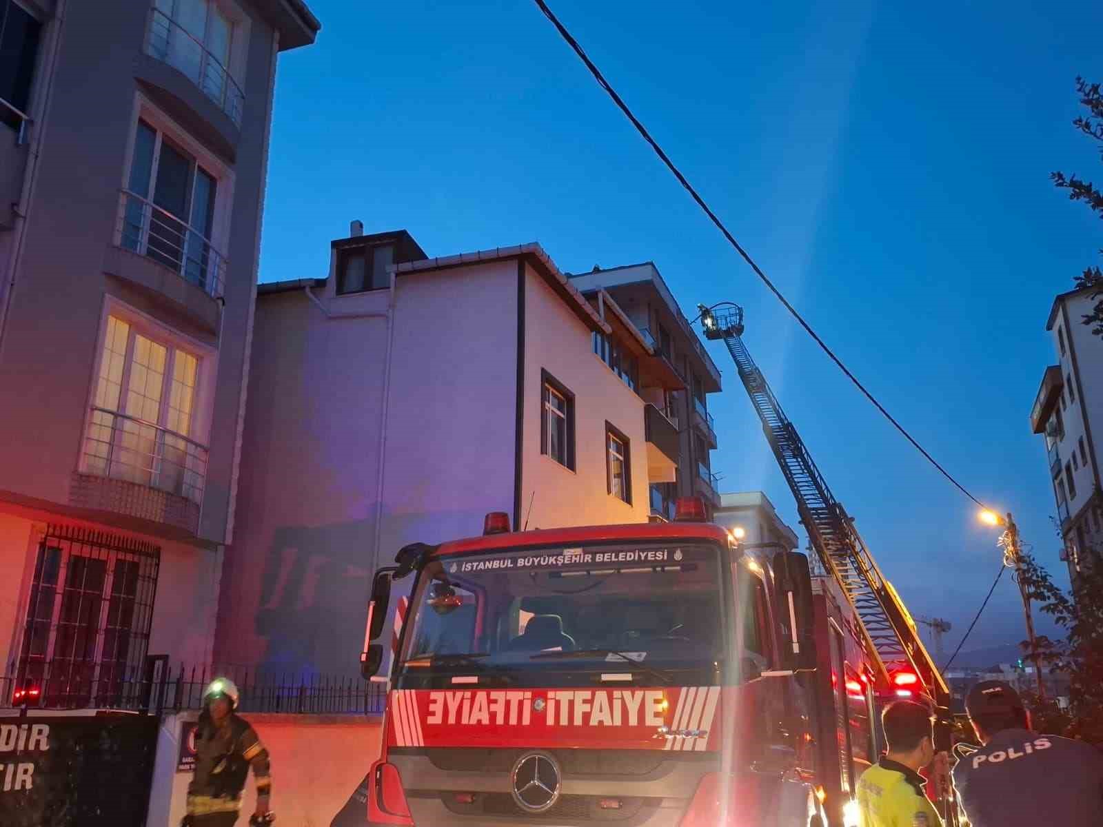 Ümraniye’de 5 katlı binanın çatısında çıkan yangın paniğe neden oldu