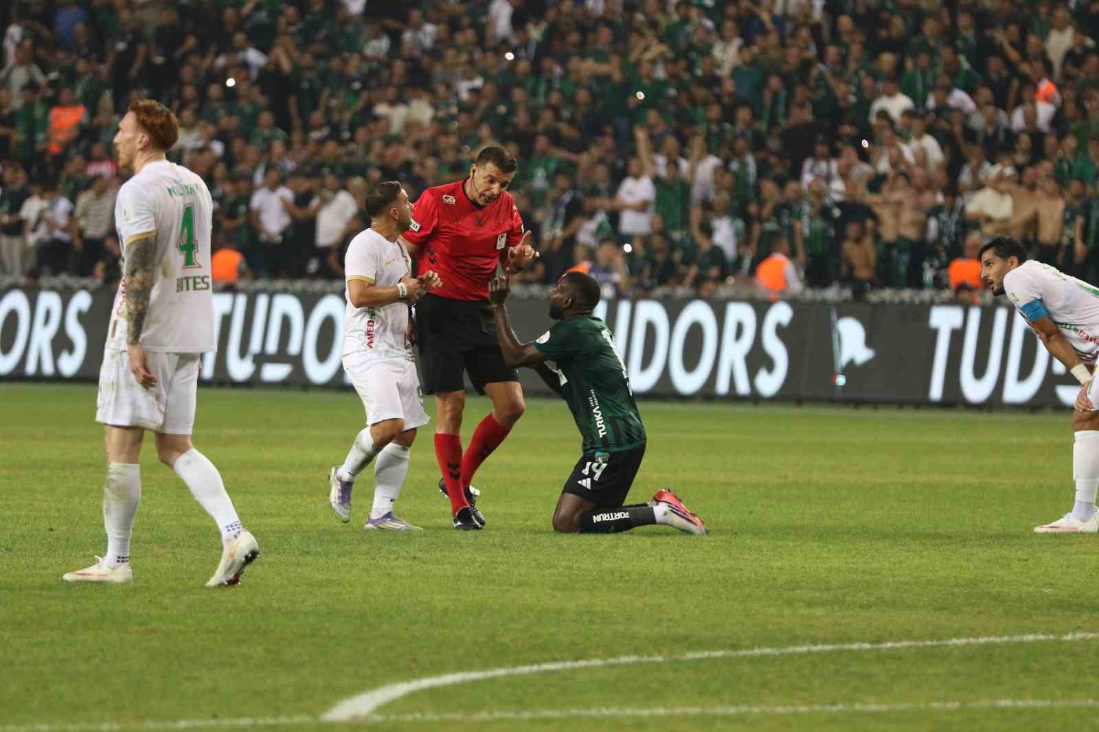 Trendyol Süper Lig: Kocaelispor: 1 - Amed Sportif Faaliyetler: 0 (İlk yarı)