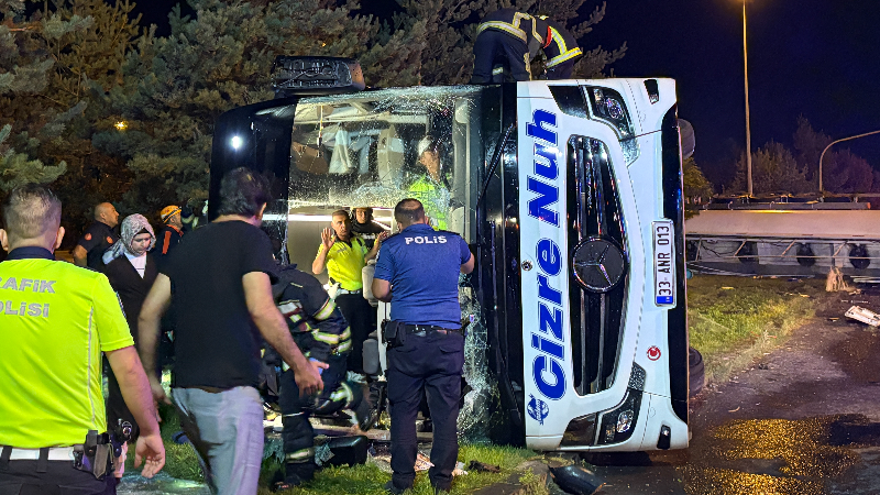 Yolcu otobüsüyle yakıt tankeri taşıyan tır çarpıştı: 39 yaralı