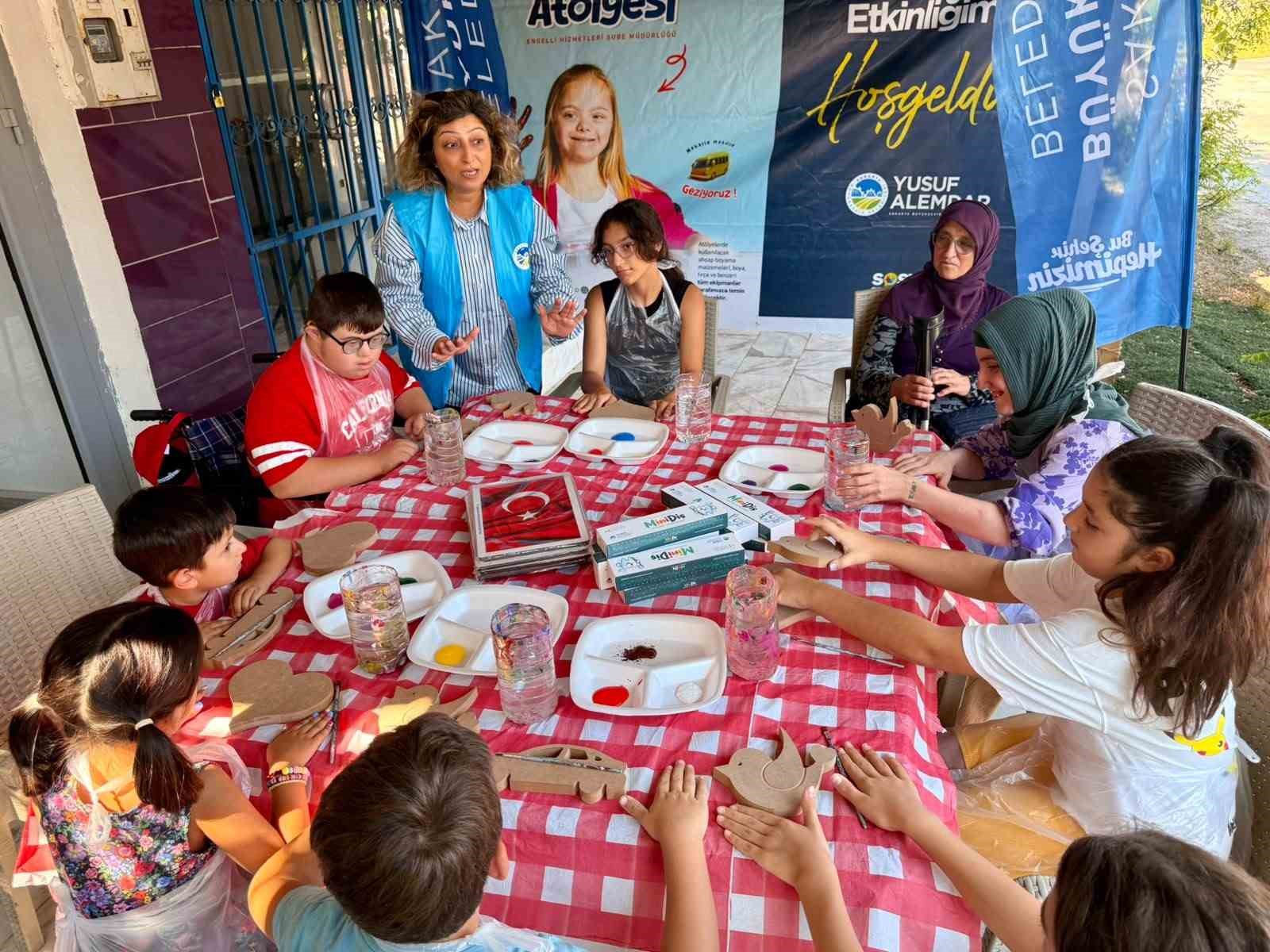 Sokak sokak dolaşarak bin engelli bireyin yüzünü güldürdüler
