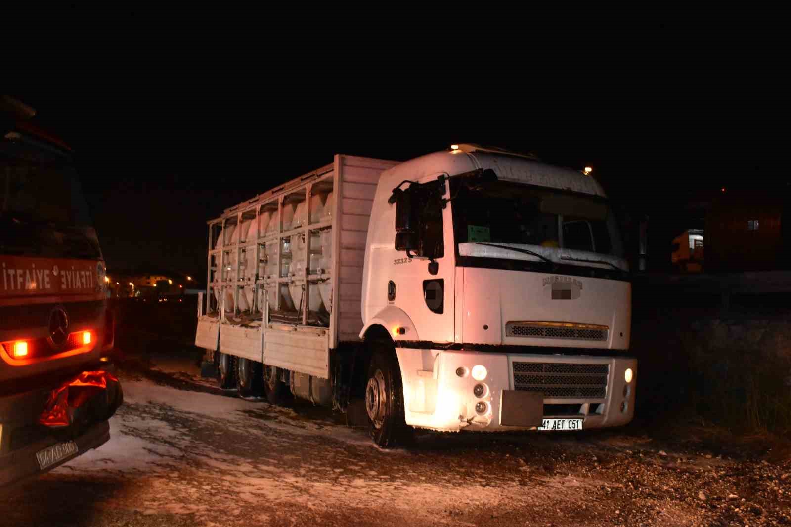 Asit sızdıran kamyon için ekipler seferber oldu: 2 yaralı
