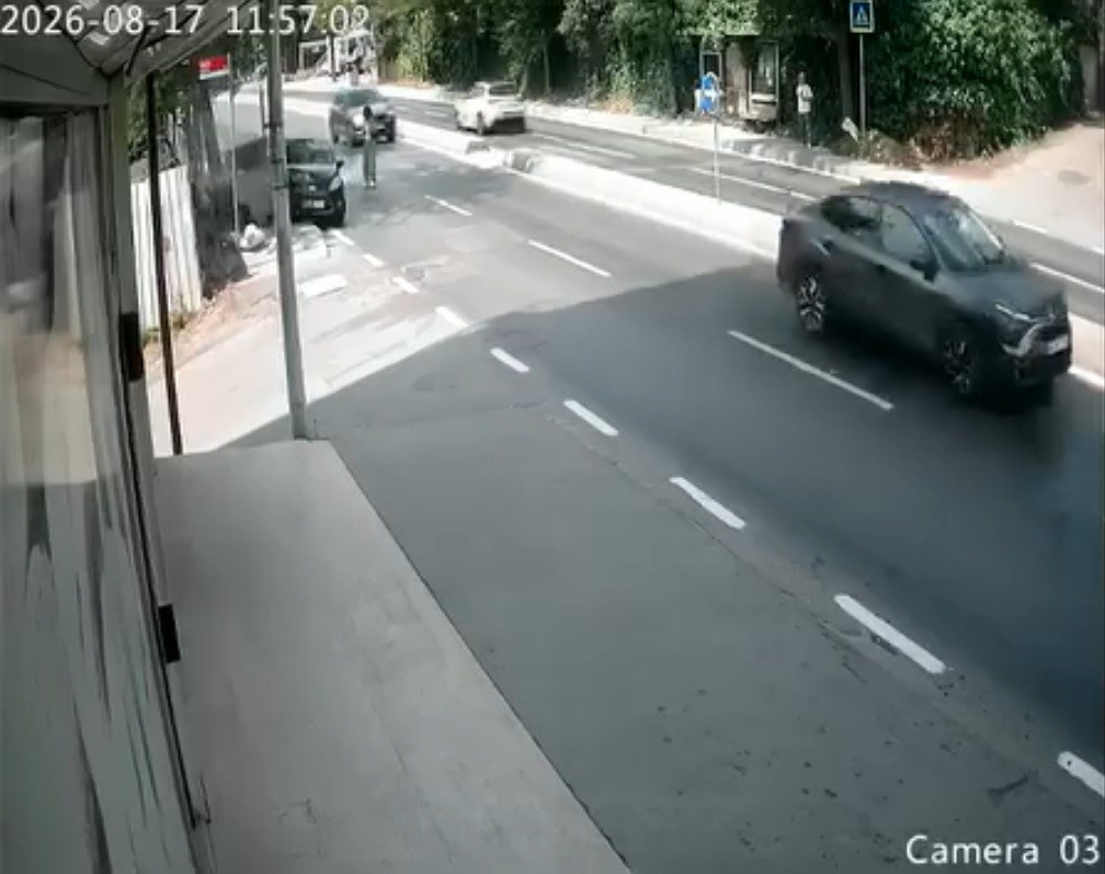Yayaya çarpmamak için direksiyonu kırdı, kaza böyle geldi
