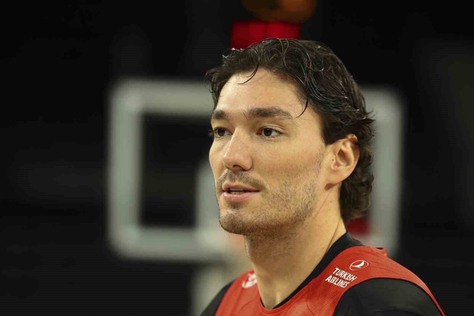 Cedi Osman: "Kendi taraftarımızın önünde çok önemli bir maça çıkıp galibiyetlerimizle devam etmek istiyoruz"