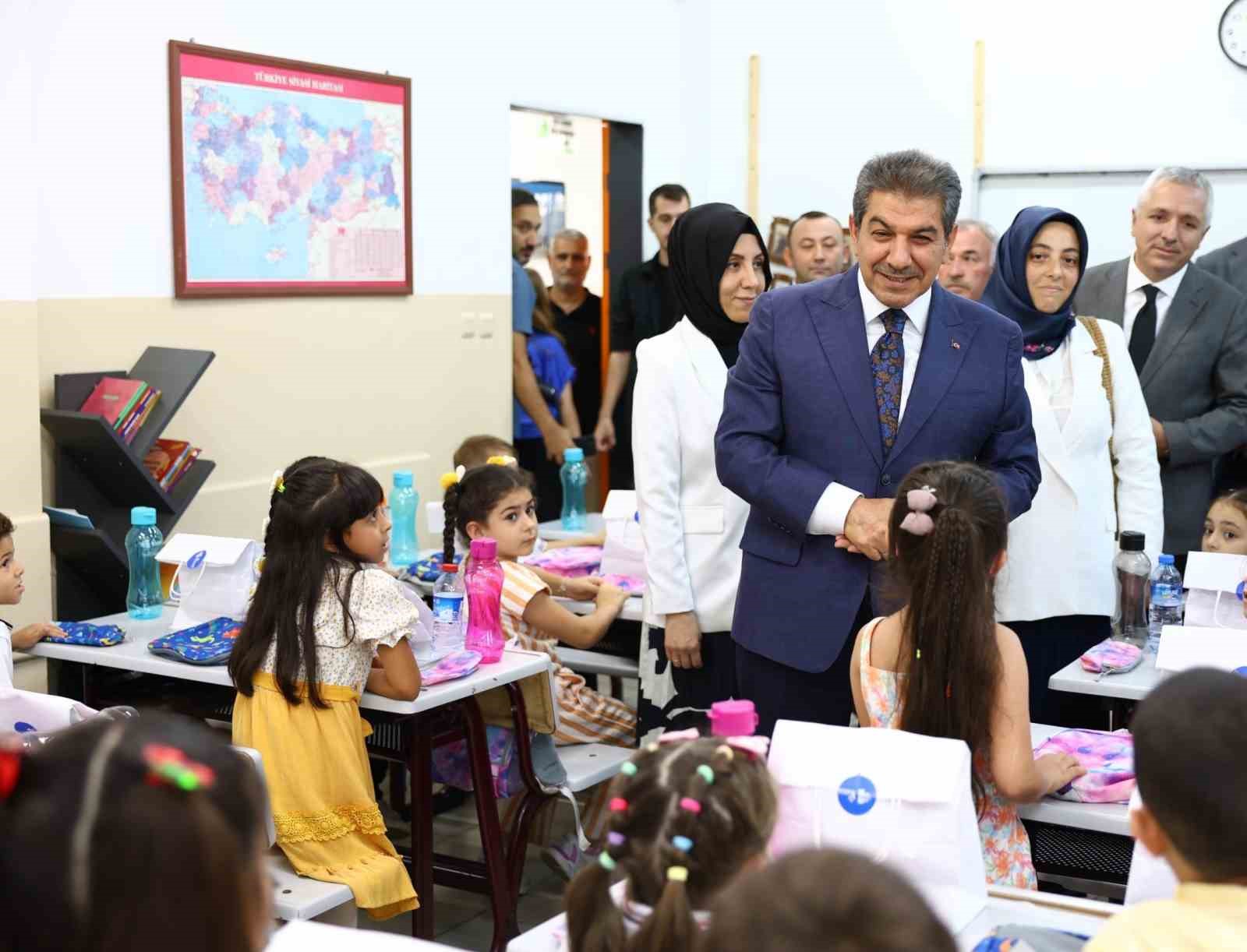 Esenler Belediyesi’nden miniklere kırtasiye desteği