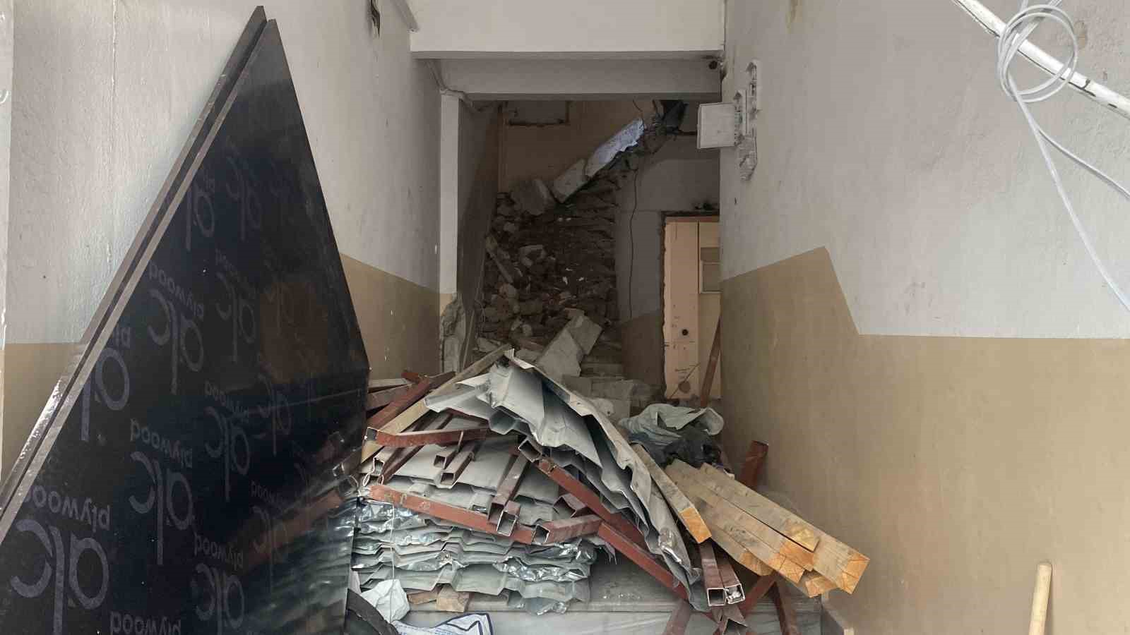 Fatih’te yıkım sırasında bina çöktü: 2 yaralı

