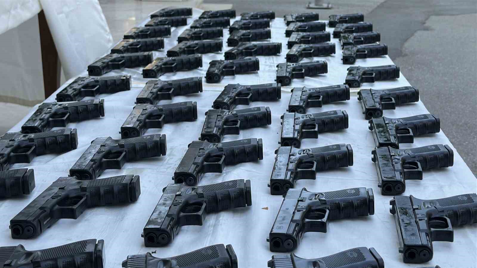 İstanbul ve Kocaeli’ne silah sevkiyatı yapacaktı, Sakarya’da 100 tabancayla yakalandı
