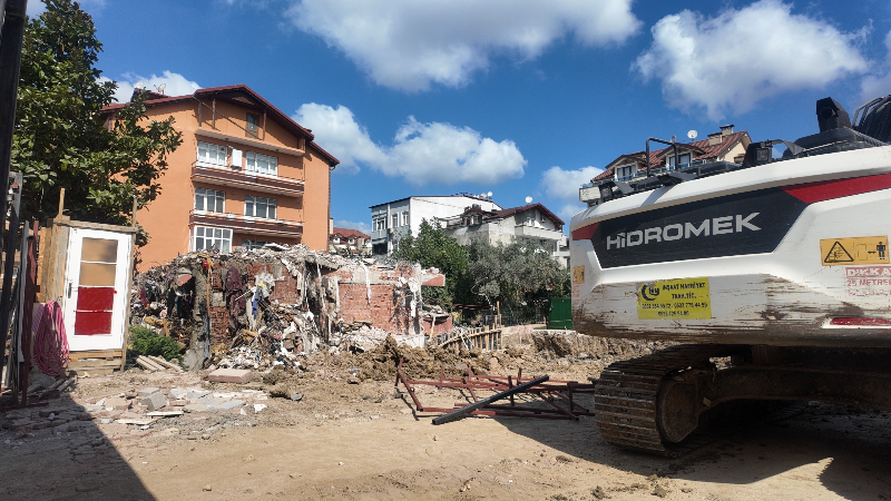 Çatırdayan bina yıkıldı, eşyalarını bile alamadılar