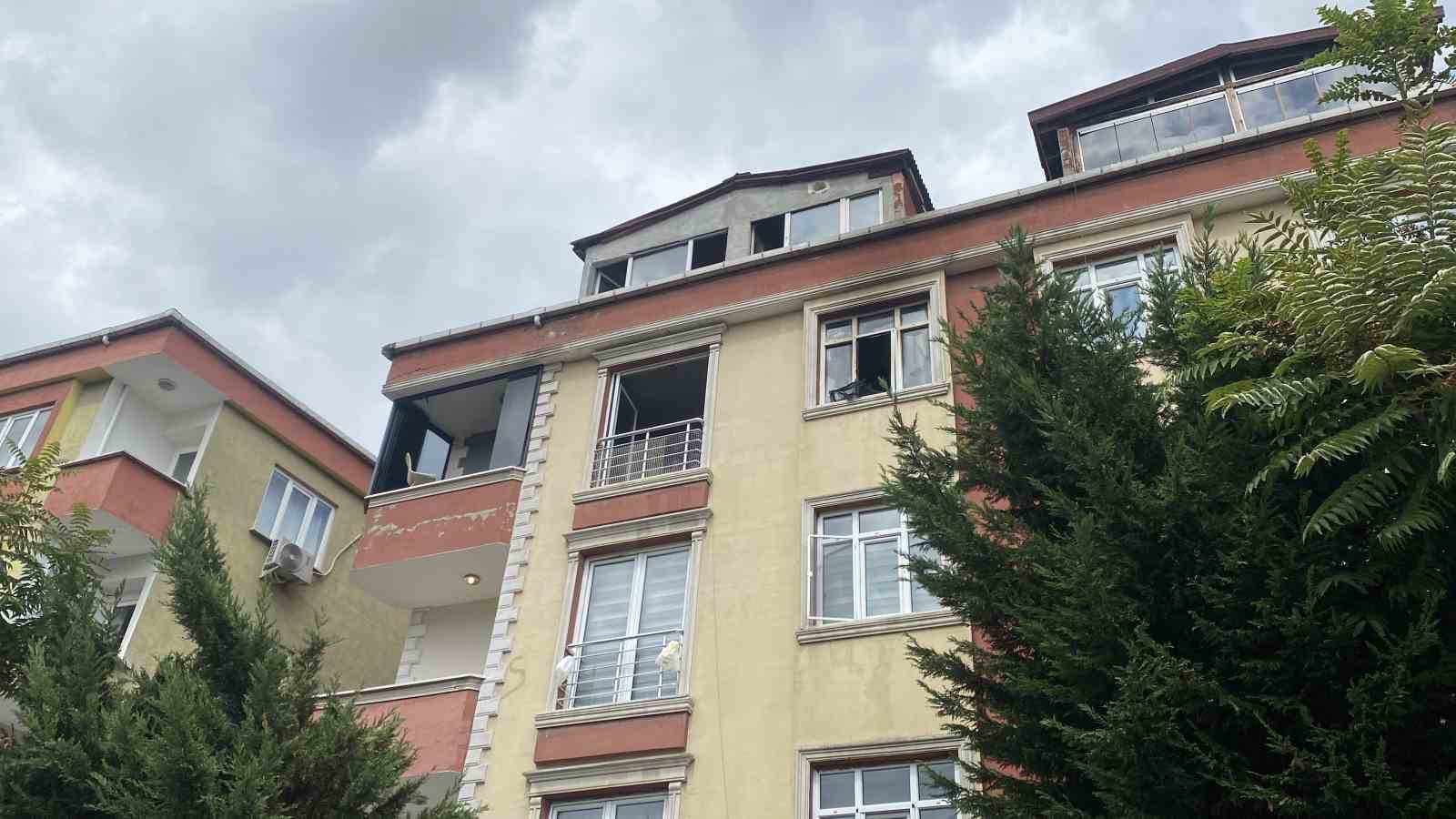 Sultangazi’de çocuk odasında başlayan yangın tüm daireyi sardı: Bina tedbir amaçlı boşaltıldı