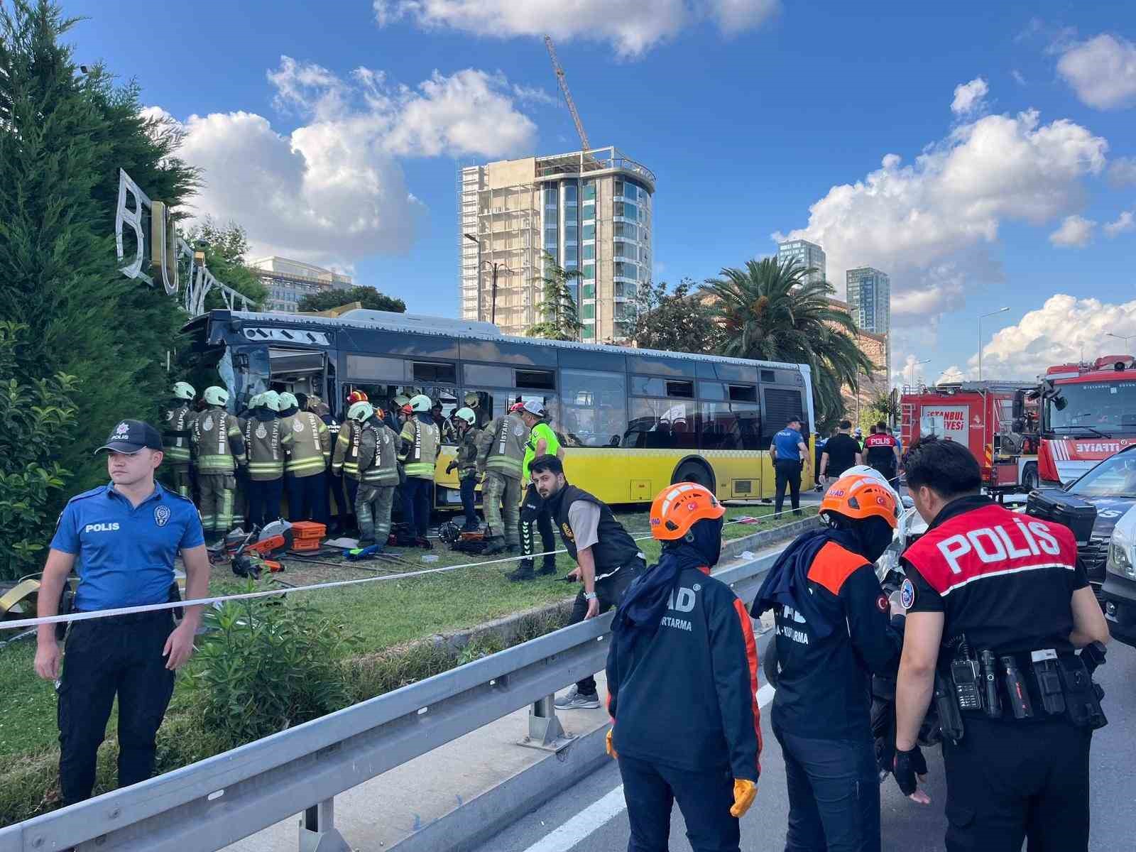 Zeytinburnu’nda İETT otobüsü site duvarına çarptı: Yaralılar var