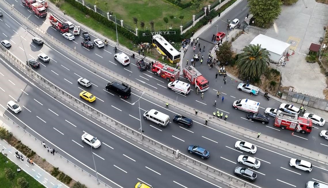 Zeytinburnu’nda İETT otobüsü duvara çarptı: 1 ölü, 17 yaralı
