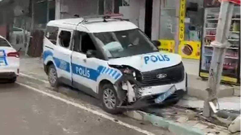 Kadına tekme attı, ekip aracında polise saldırıp kaza yaptırdı!