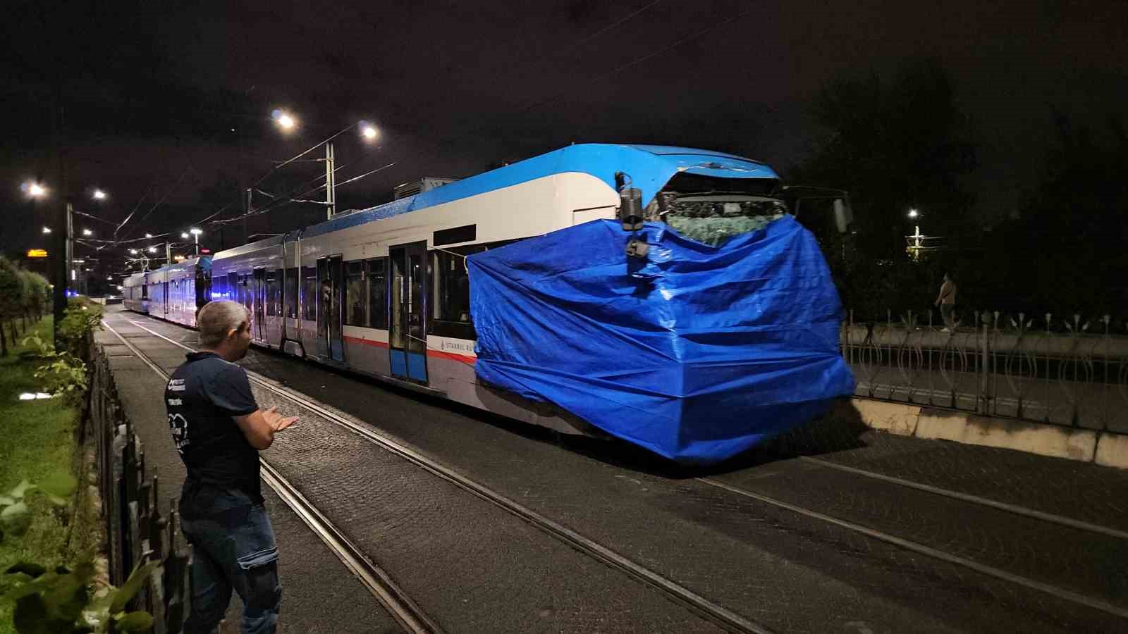 Zeytinburnu’nda kafa kafaya çarpışan tramvaylar kaza alanından kaldırıldı
