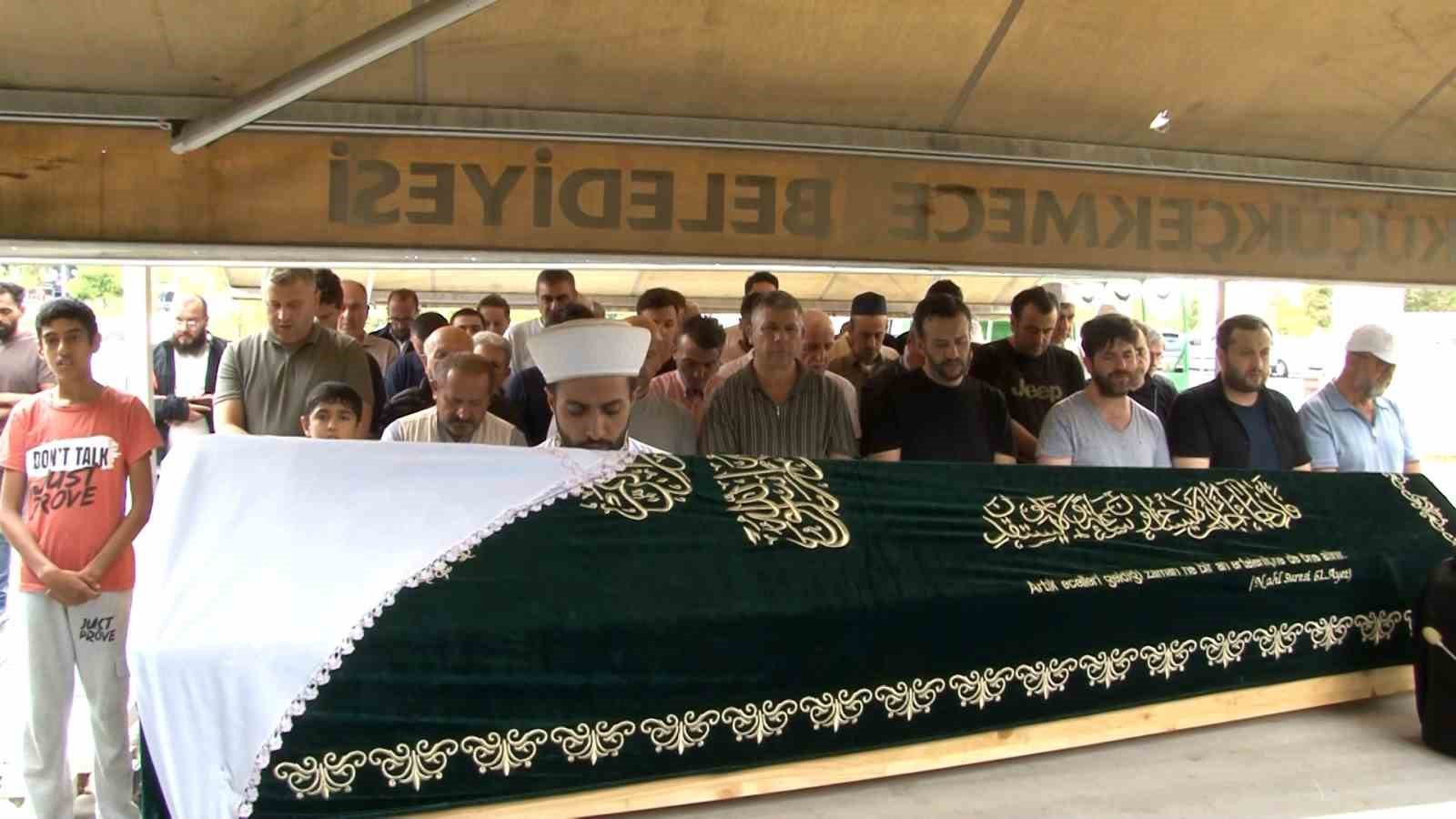 Zeytinburnu’ndaki İETT otobüs kazasında hayatını kaybeden kadın son yolculuğuna uğurlandı