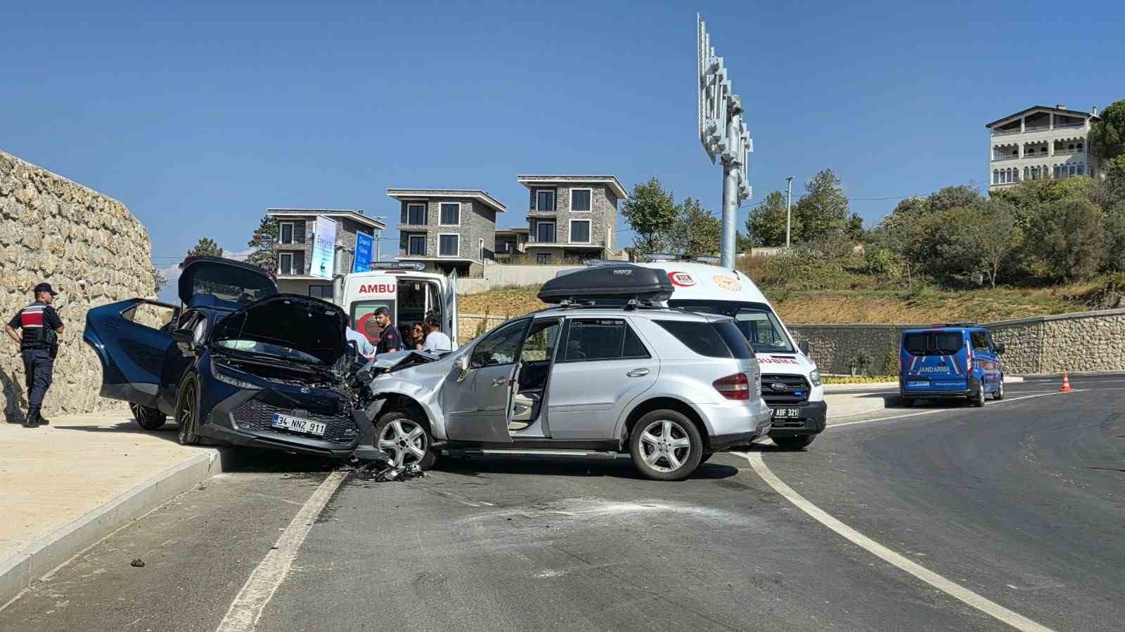 Yalova’da 2 otomobil çarpıştı: 4 yaralı