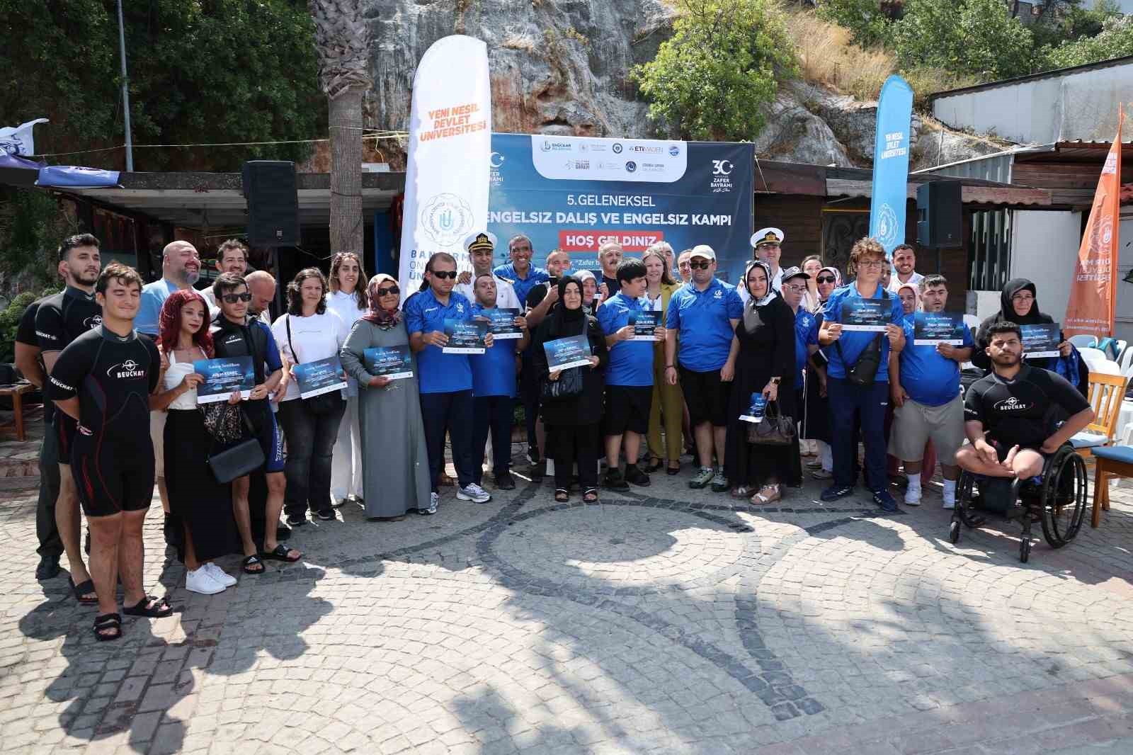 Engelli sporcular, 30 Ağustos Zafer Bayramı için su altında Türk bayrağı açtı