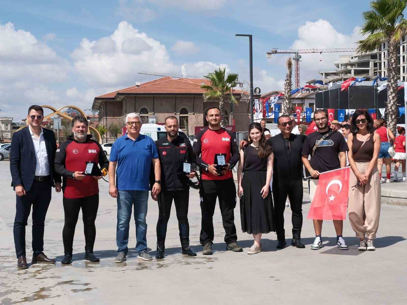 Büyükçekmece’de denizde 660 metrekarelik Türk bayrağı açıldı
