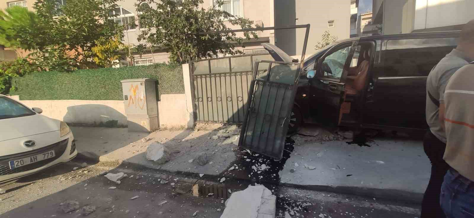 Arnavutköy’de kontrolden çıkan VIP minibüs binanın bahçesine daldı
