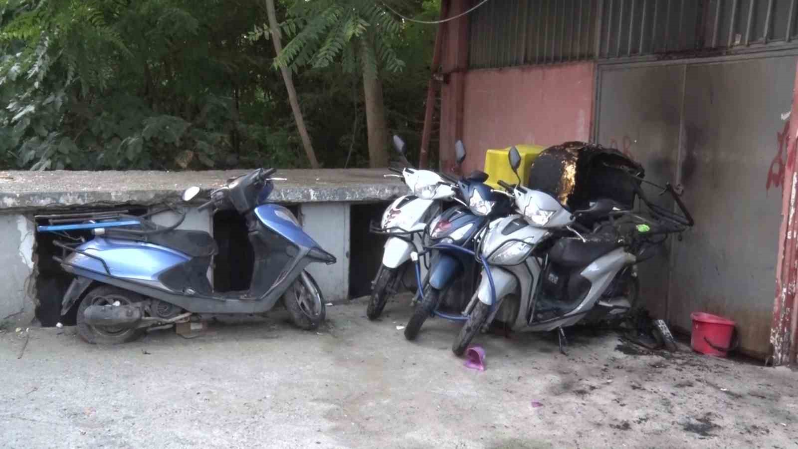 Kadıköy’de motosiklet kundaklama iddiası: 4 motosiklet kullanılamaz hale geldi
