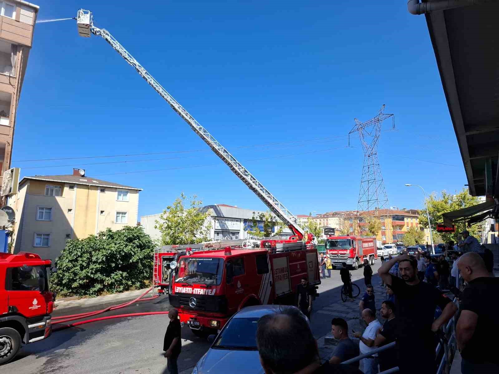 Ataşehir’de 5 katlı binanın çatı katında yangın
