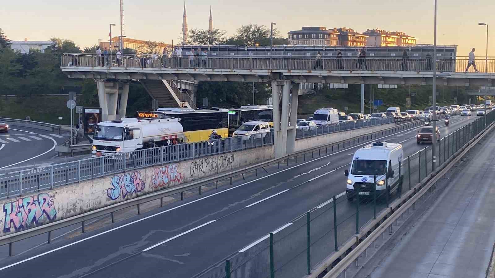Beyoğlu’nda arızalanan tanker E5’te trafiği kilitledi
