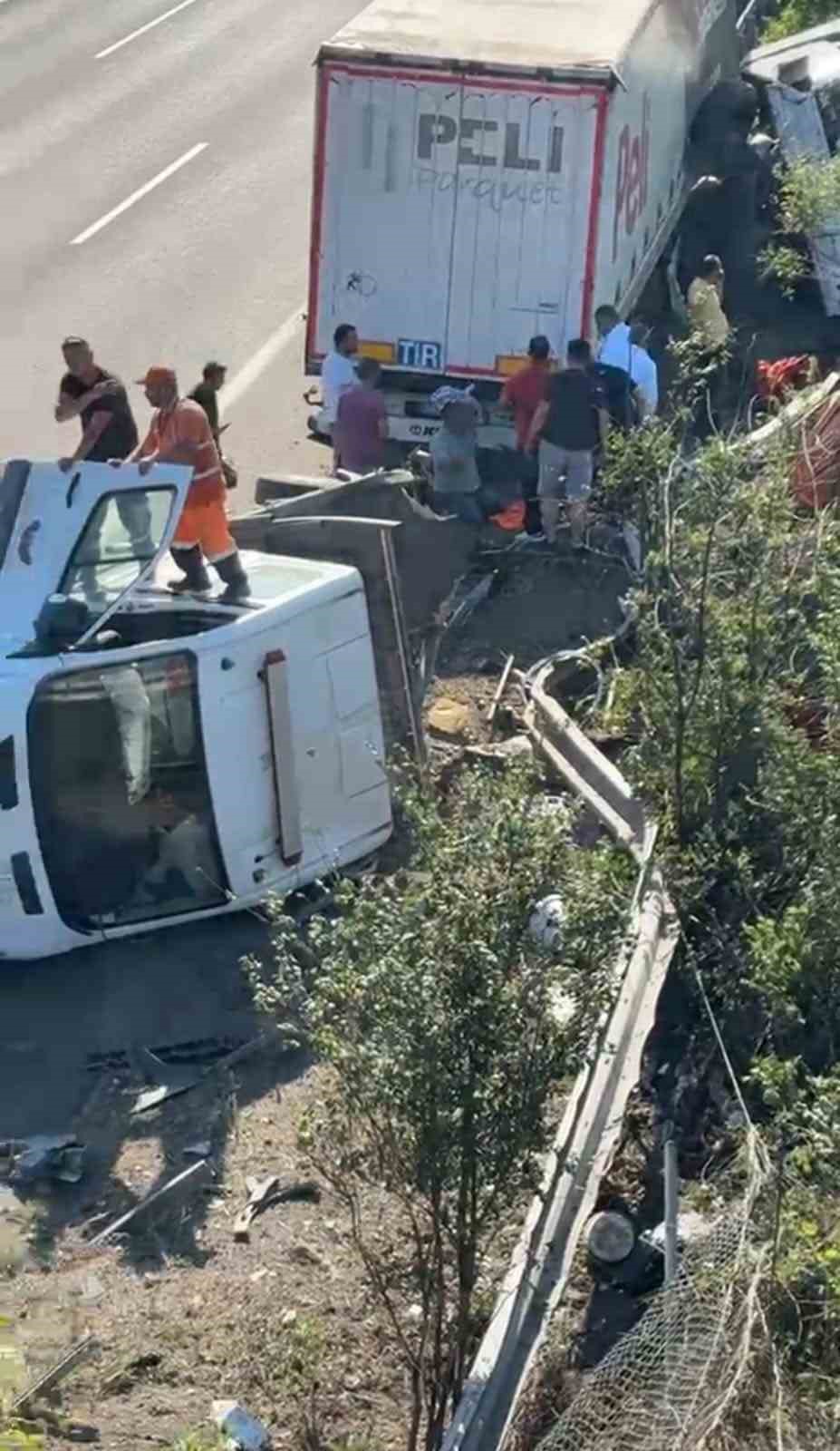 Anadolu Otoyolu’nda bakım aracına çekici çarptı: 3 yaralı

